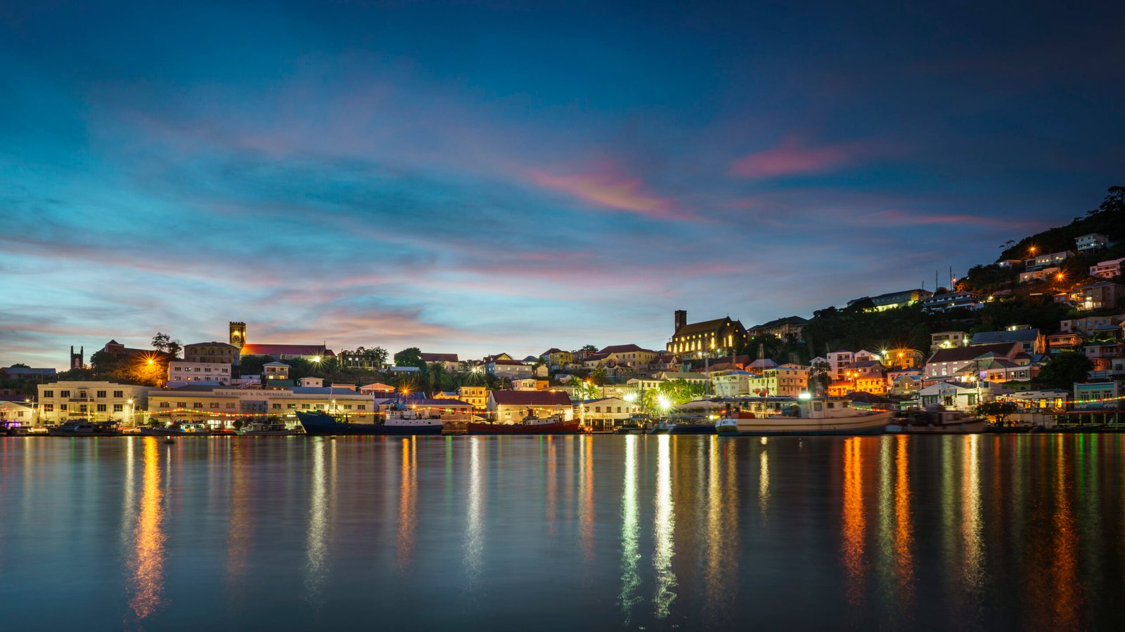 Abends in der Hafenbucht von St. George's Engl.: Around sunset in the little harbour bay of St. George's